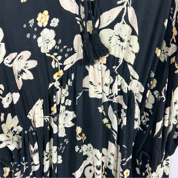Billabong Black and Cream Bishop Sleeve Floral Oversized Tunic Size Medium - Picture 7 of 9